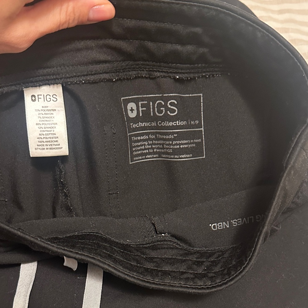 2 PIECE SET Figs Black Short Sleeve V-Neck Tee and Jogger - Picture 7 of 8
